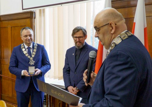 Ksiądz Borkowski z medalem za szczególne zasługi dla miasta