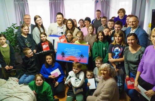 Joanna Jędrzejczyk i Adrian Mielnik odwiedzili giżycki Dom Dziecka