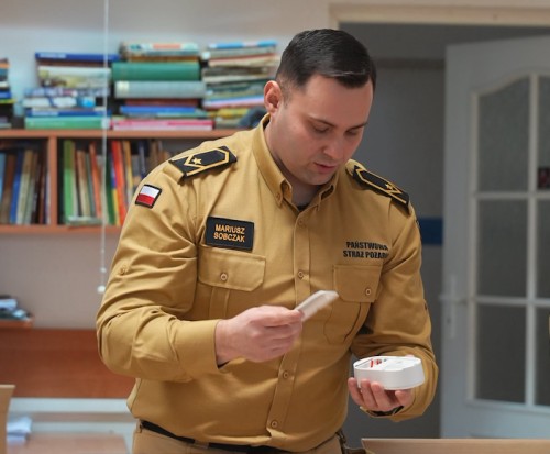 Strażacy przekazali czujki dymu i tlenku węgla mieszkańcom Giżycka 