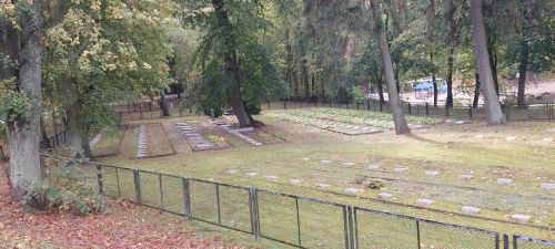 Wymiana ogrodzeń na cmentarzach wojennych w Giżycku fot. N. Guzewicz